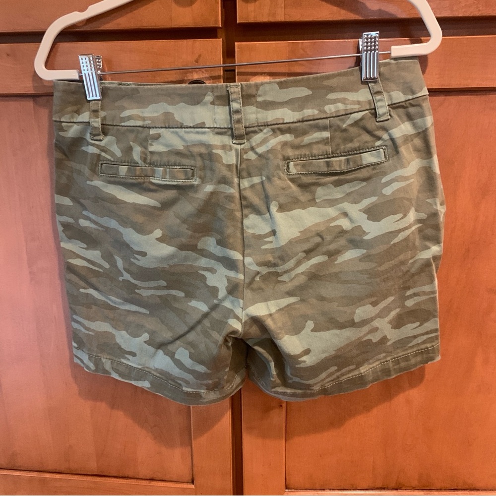 Caslon Camo Shorts Size 8 - Picture 2 of 10